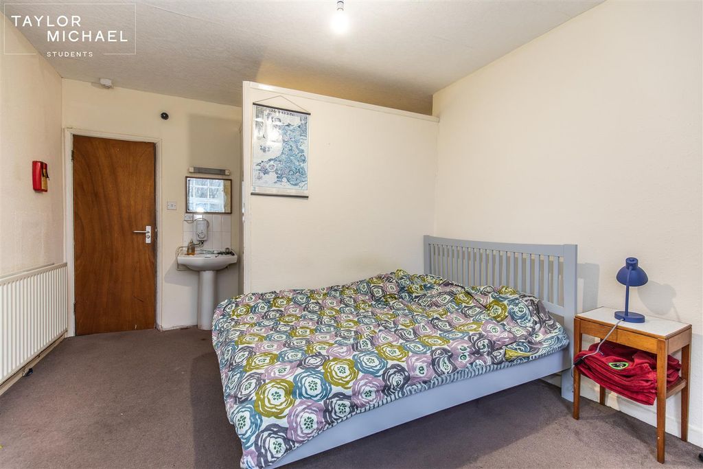 Property photo 1 of 9 Room