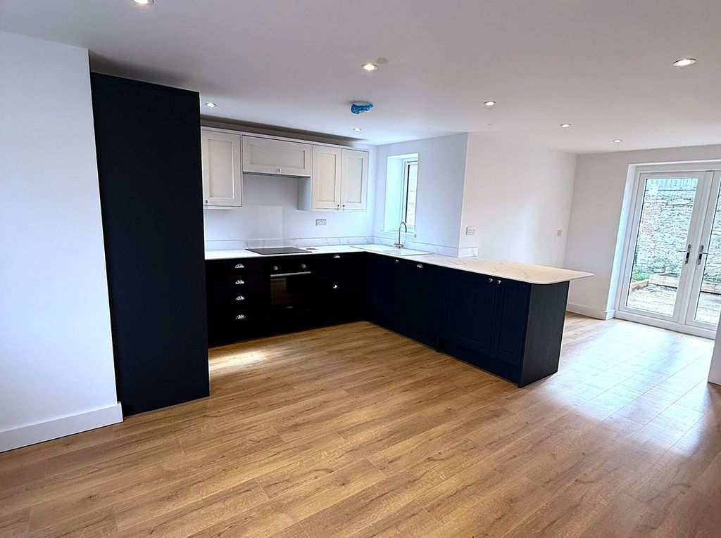 Property photo 2 of 6 Kitchen