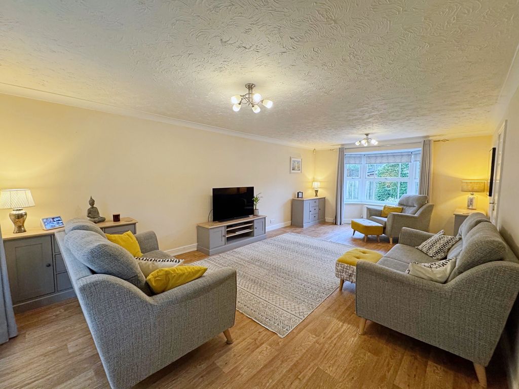 Property photo 2 of 19 Lounge