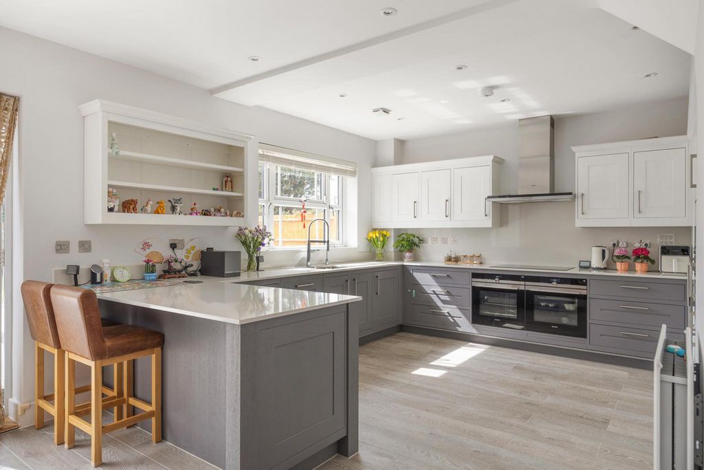 Property photo 3 of 23