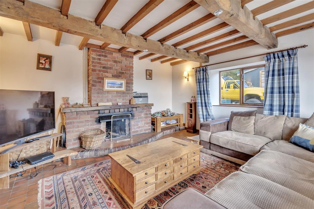 Property photo 3 of 33 Lounge