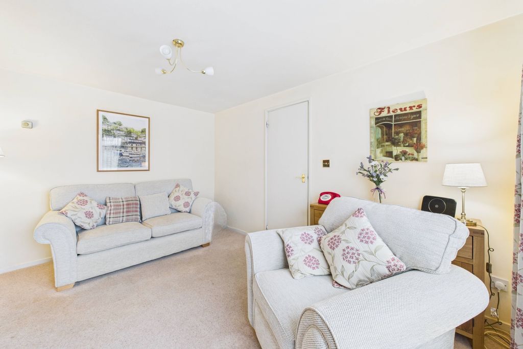 Property photo 3 of 21 Lounge