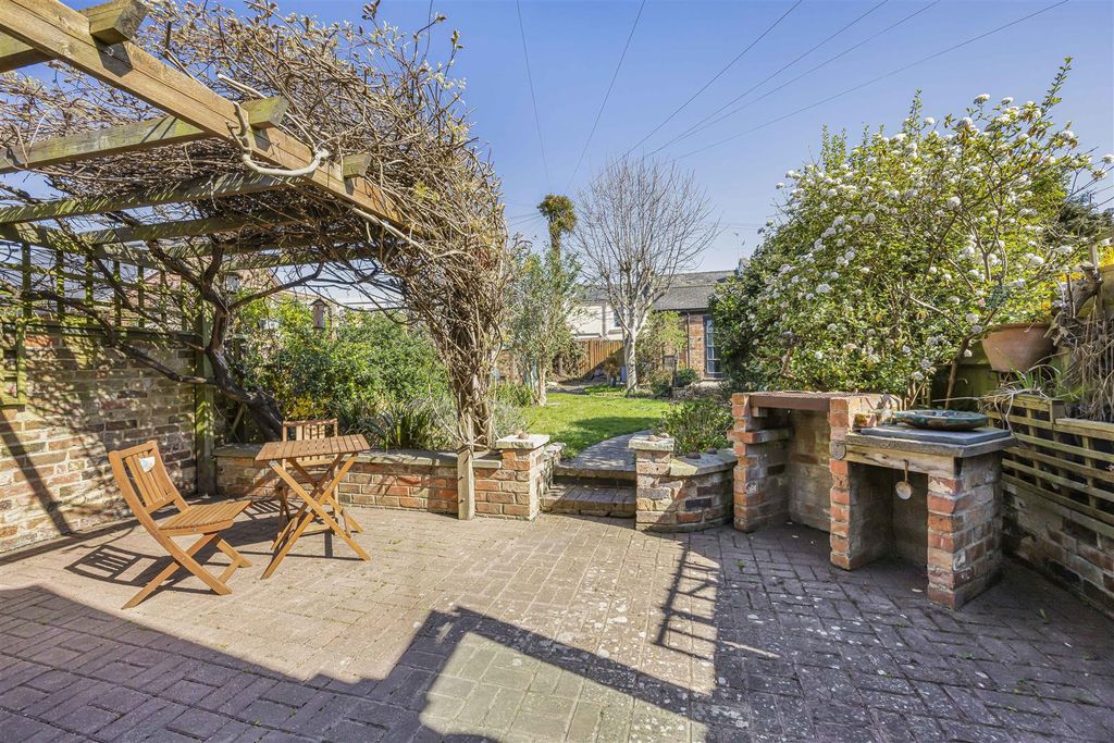 Property photo 2 of 11 Garden