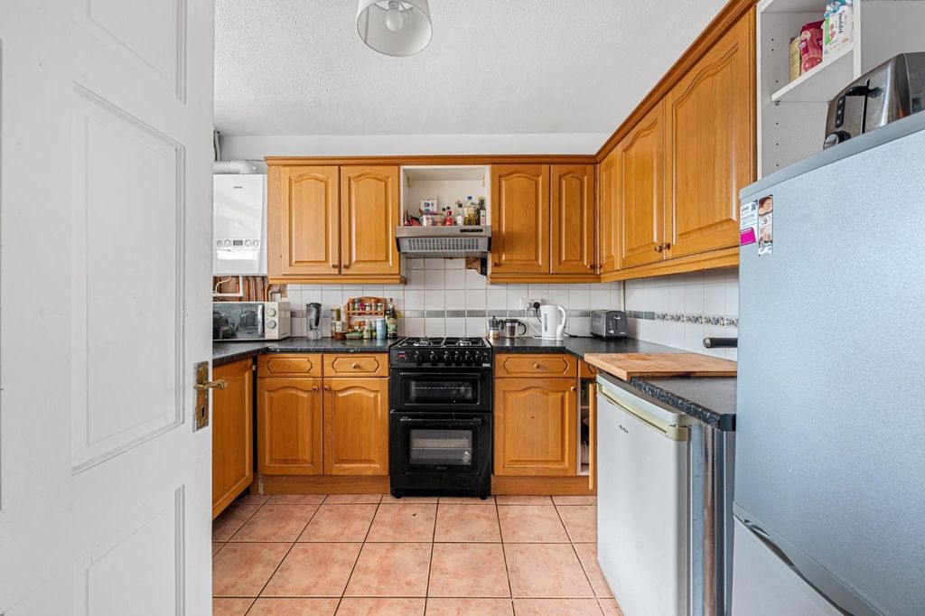 Property photo 3 of 10 Kitchen
