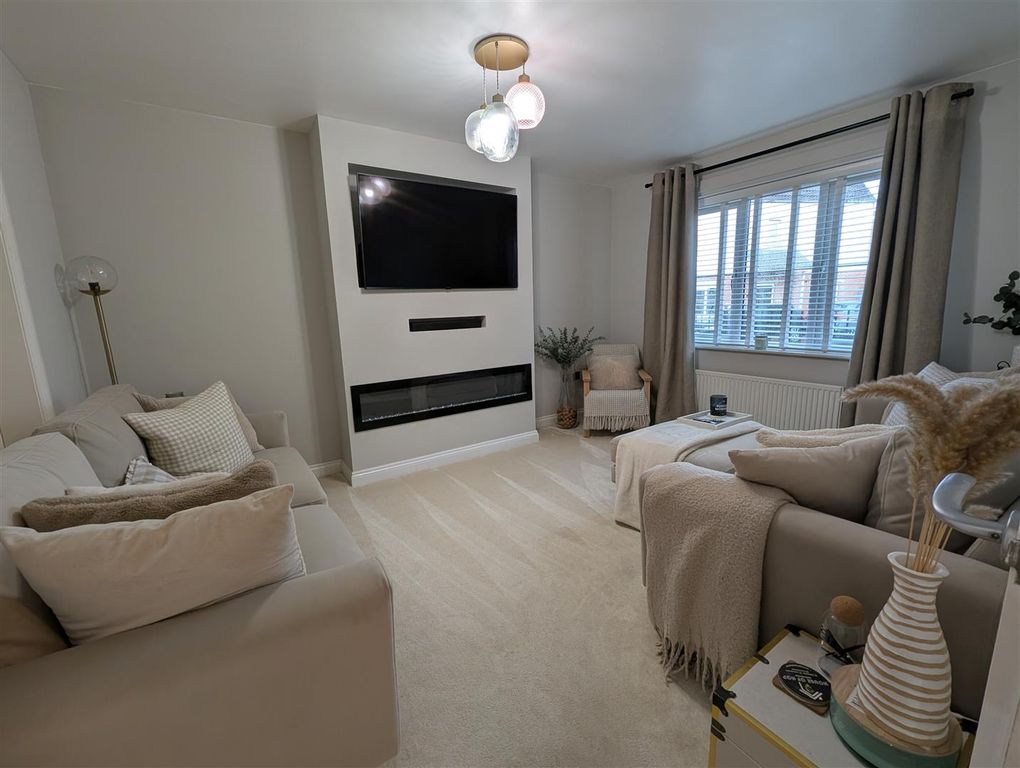 Property photo 2 of 16 Lounge