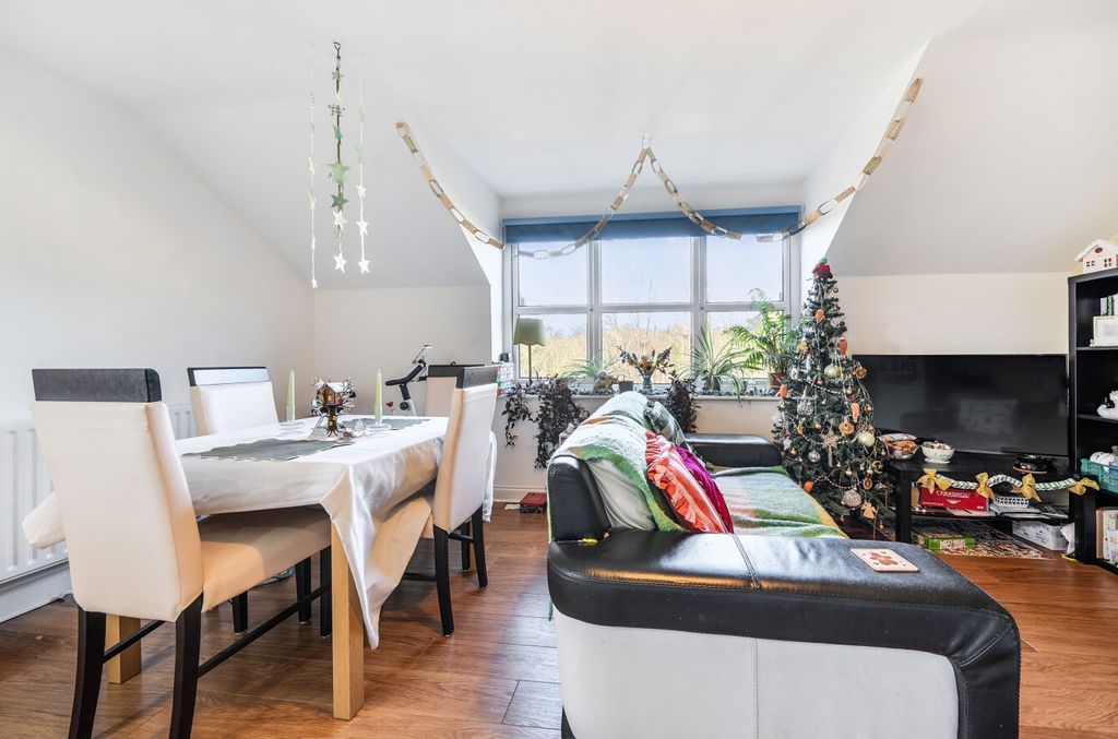 Property photo 3 of 11 1384669-8-693d61B...