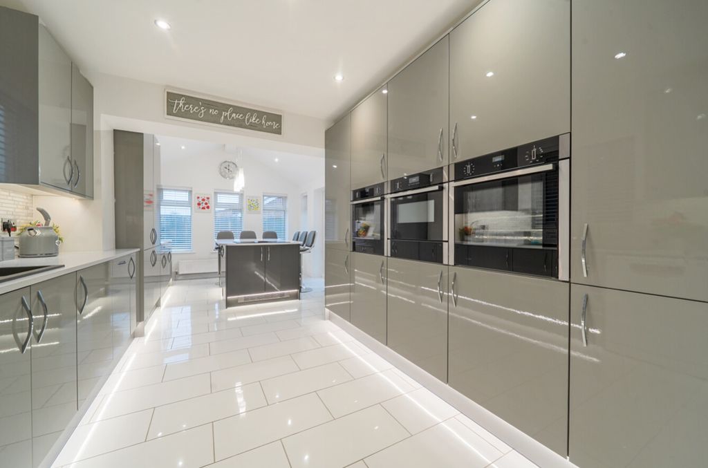 Property photo 2 of 24 1385806-14-692Dbd2228840-1