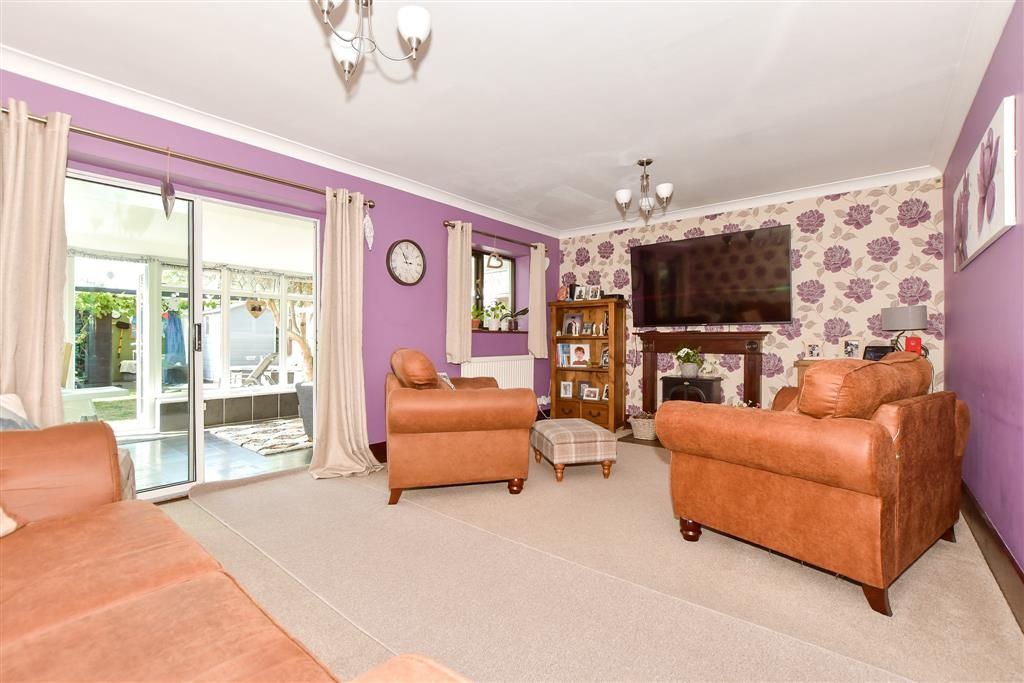 Property photo 3 of 13 Lounge