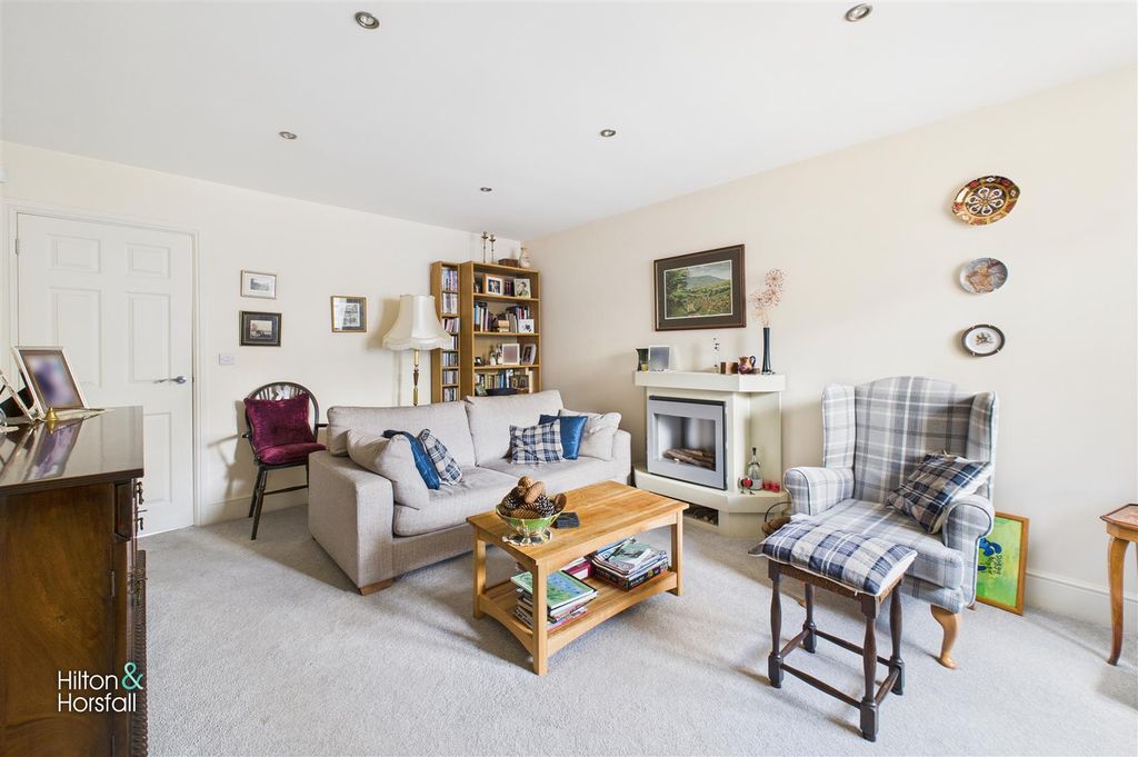 Property photo 3 of 14 High Lane