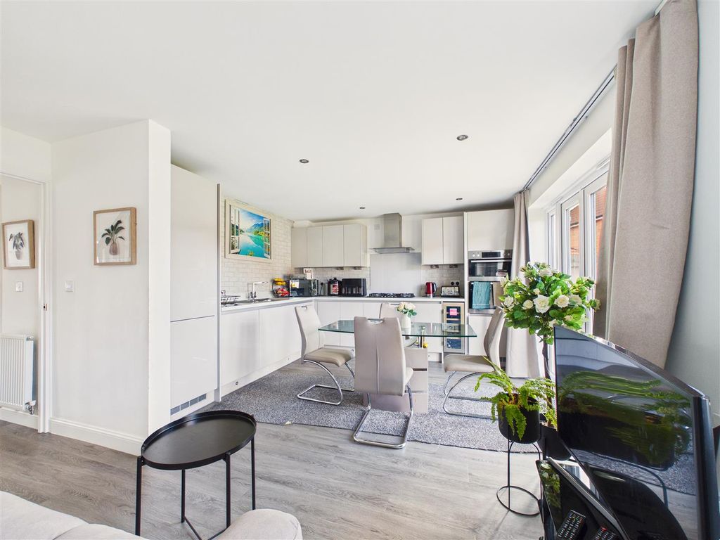 Property photo 2 of 14 Cam03303G0-Pr0358-Still012.Jpg