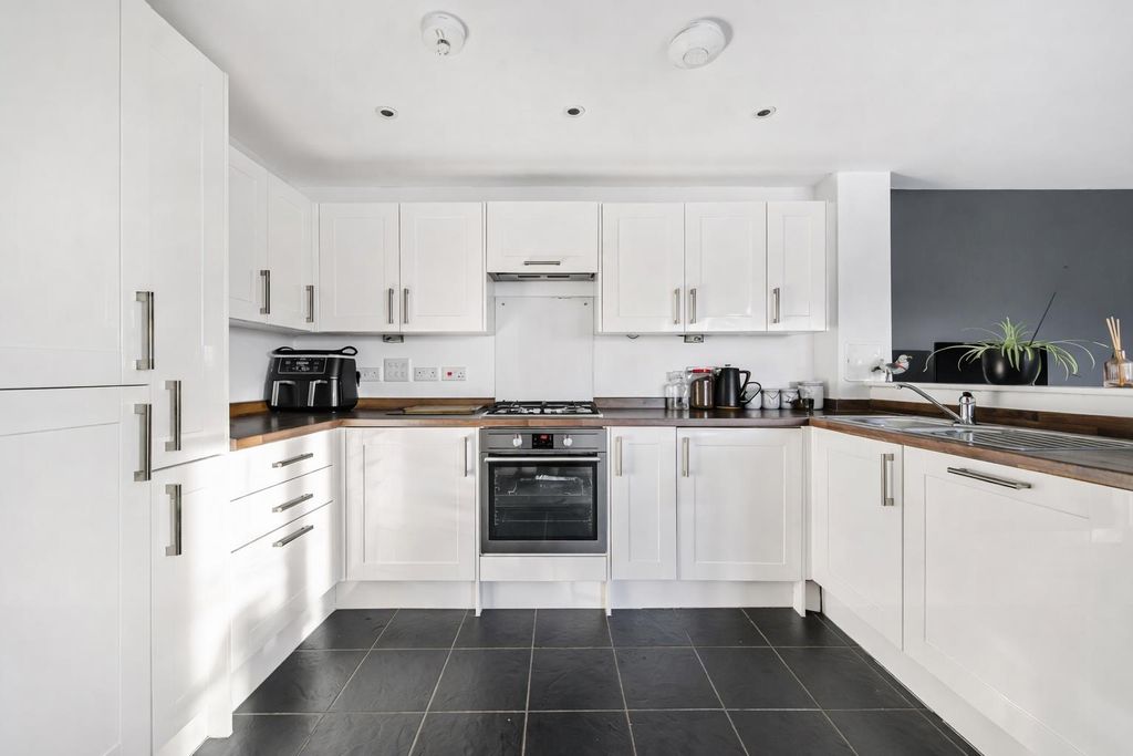 Property photo 3 of 9 Kitchen.Png