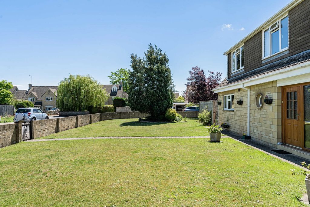 Property photo 2 of 22 Front Garden