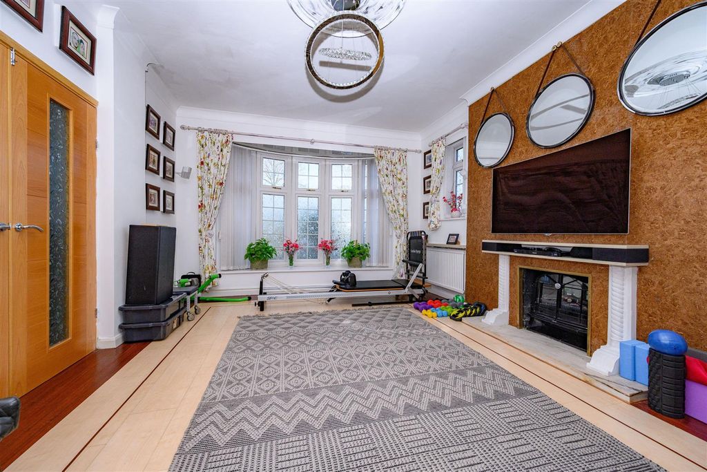 Property photo 2 of 41 Lounge