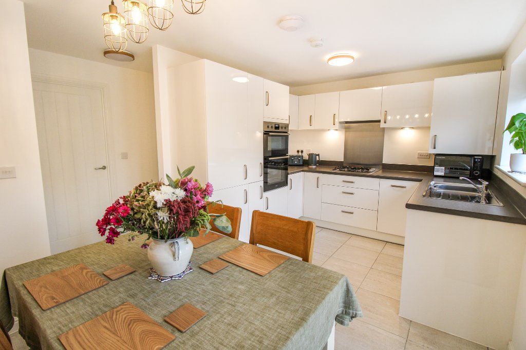 Property photo 3 of 16 Dining Kitchen