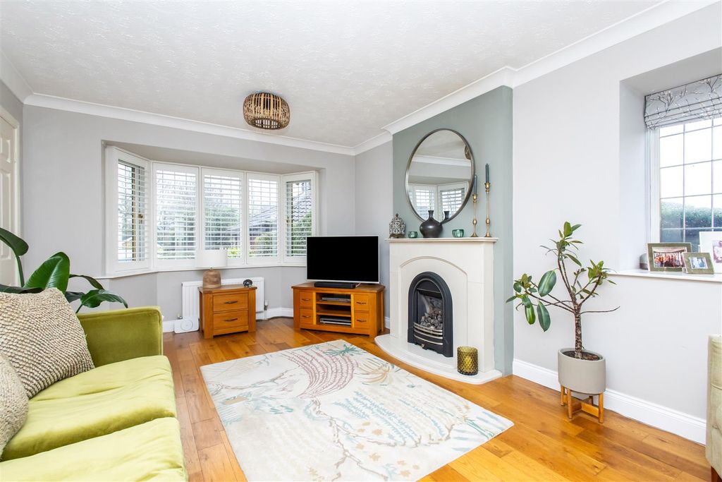 Property photo 3 of 19 Lounge