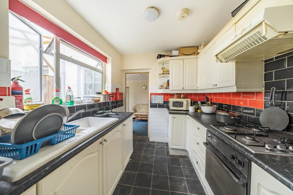 Property photo 3 of 10 Kitchen