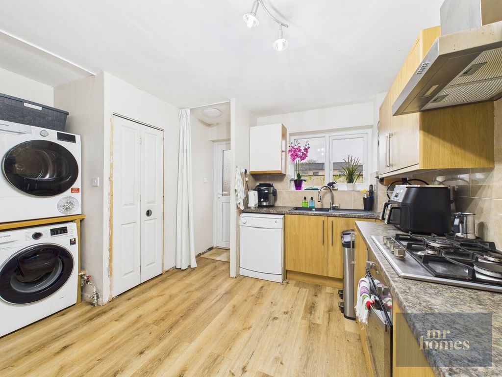 Property photo 3 of 28