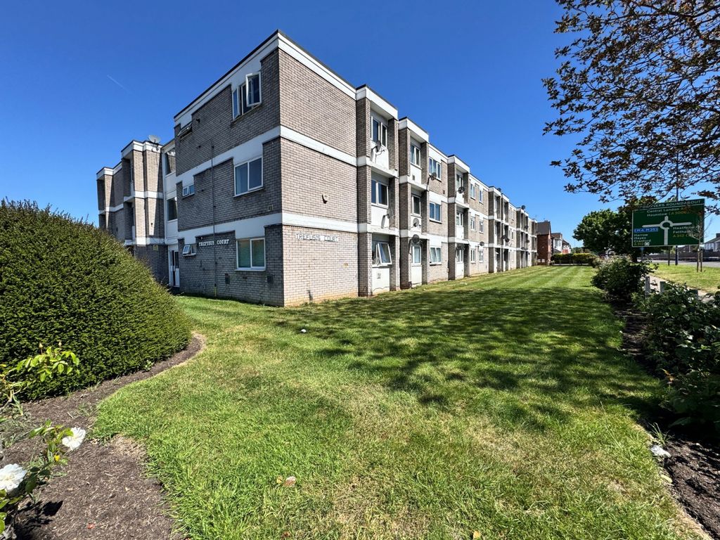Property photo 1 of 8 2 Bed Flat To Rent Trefusis Court, Hounslow Tw5