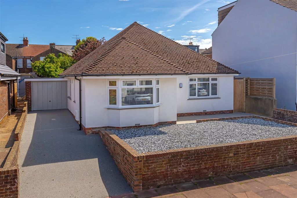 Property photo 1 of 13 Cottenham Rd_7.Jpg