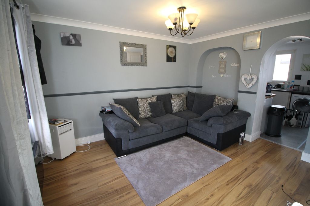 Property photo 2 of 8