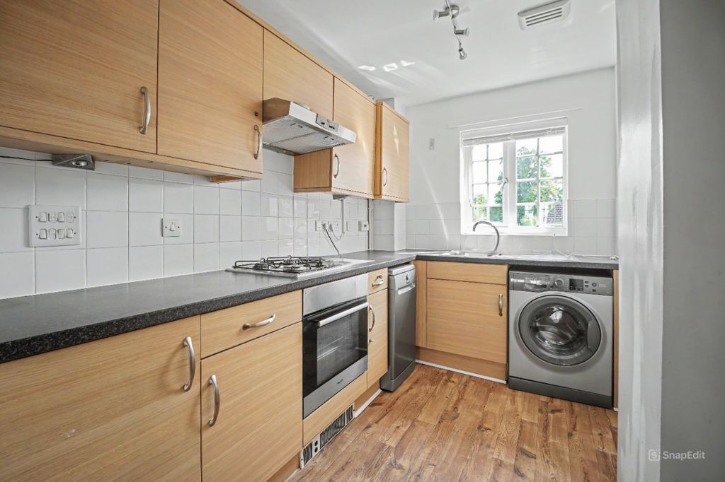 Property photo 3 of 16 6 Candover Court, Beggarwood, Basingstoke, Hampshire Rg22 4Pg