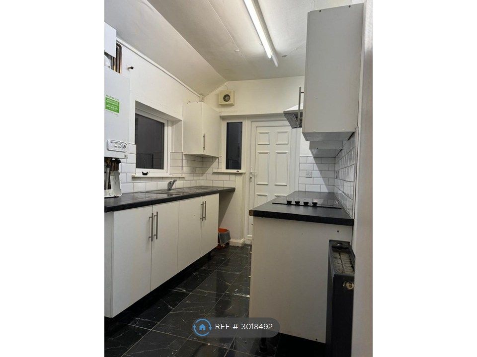 Property photo 3 of 6 Kitchen