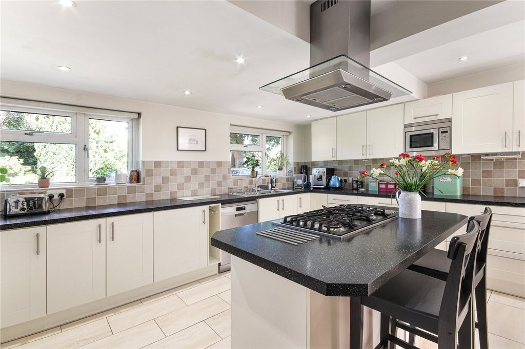 Property photo 3 of 13 Kitchen/Breakfast Rm