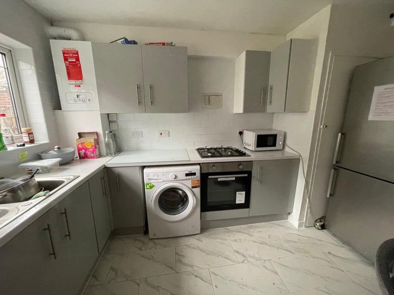 Property photo 3 of 10 Shared Kitchen