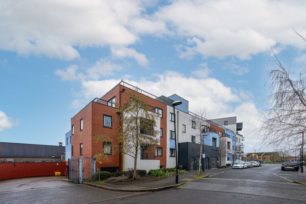 Property photo 1 of 10 One Bedroom Flat For Sale In Southall