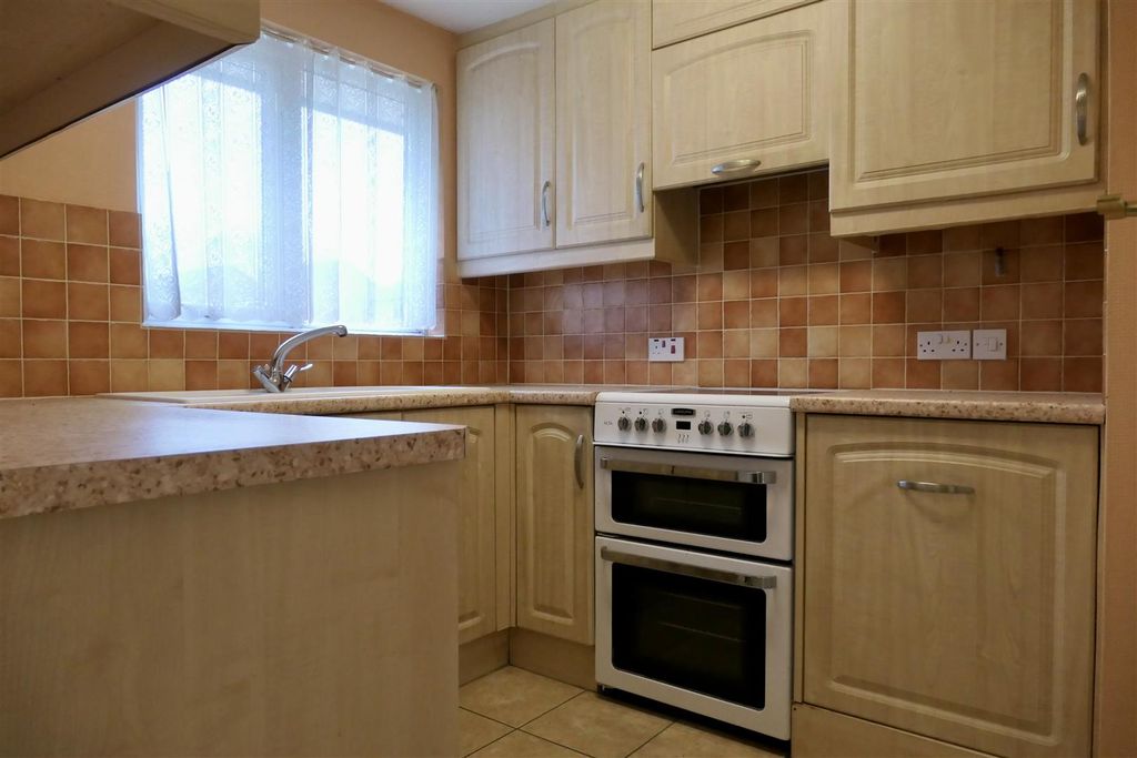 Property photo 2 of 11 Kitchen