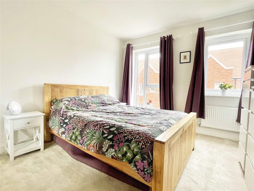 Property photo 2 of 12 Bed4.Jpg