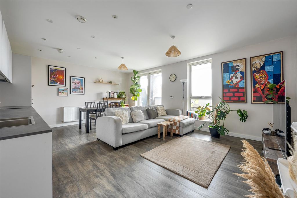 Property photo 1 of 18 Clarkson Crescent, E17
