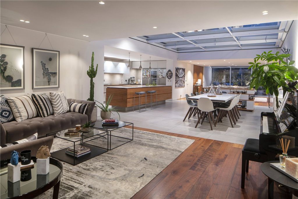 Property photo 3 of 11 Living Room