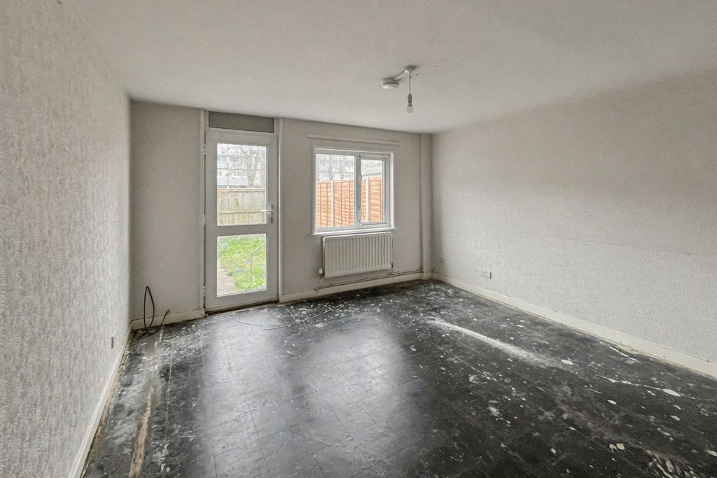 Property photo 2 of 15 22 Marmot Road, Hounslow, Middlesex, Tw4 7Pr