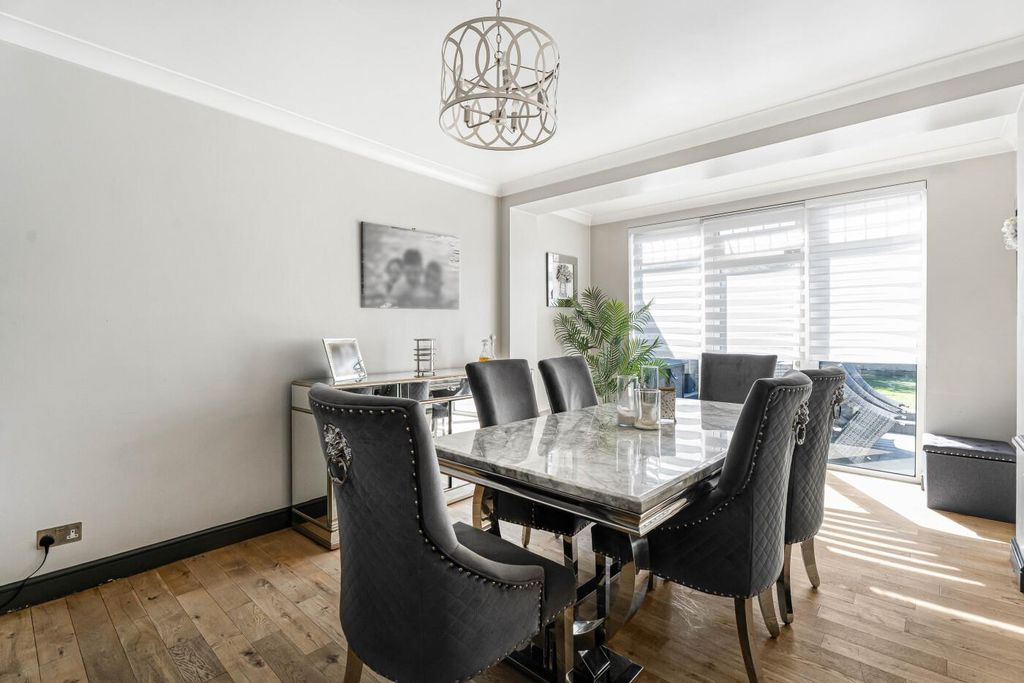 Property photo 3 of 19 Dining Area