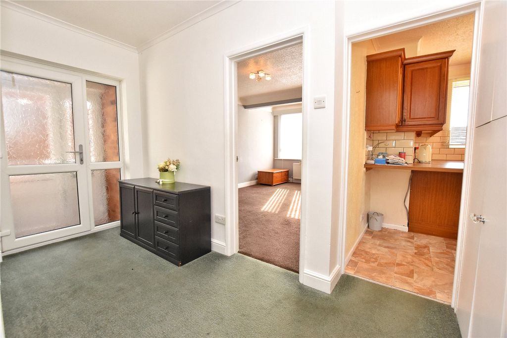 Property photo 3 of 18 Entrance Hall