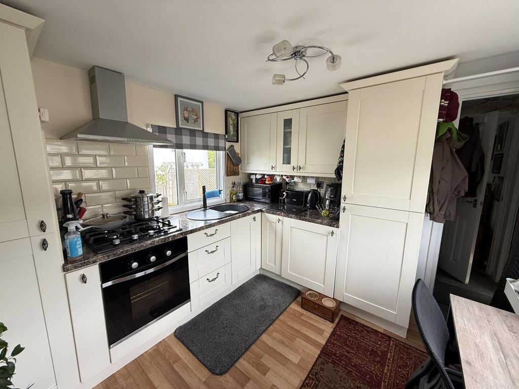 Property photo 3 of 9 Kitchen