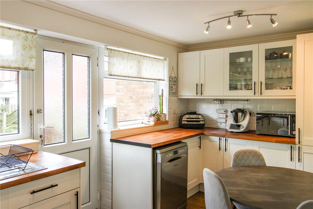 Property photo 3 of 8 Kitchen