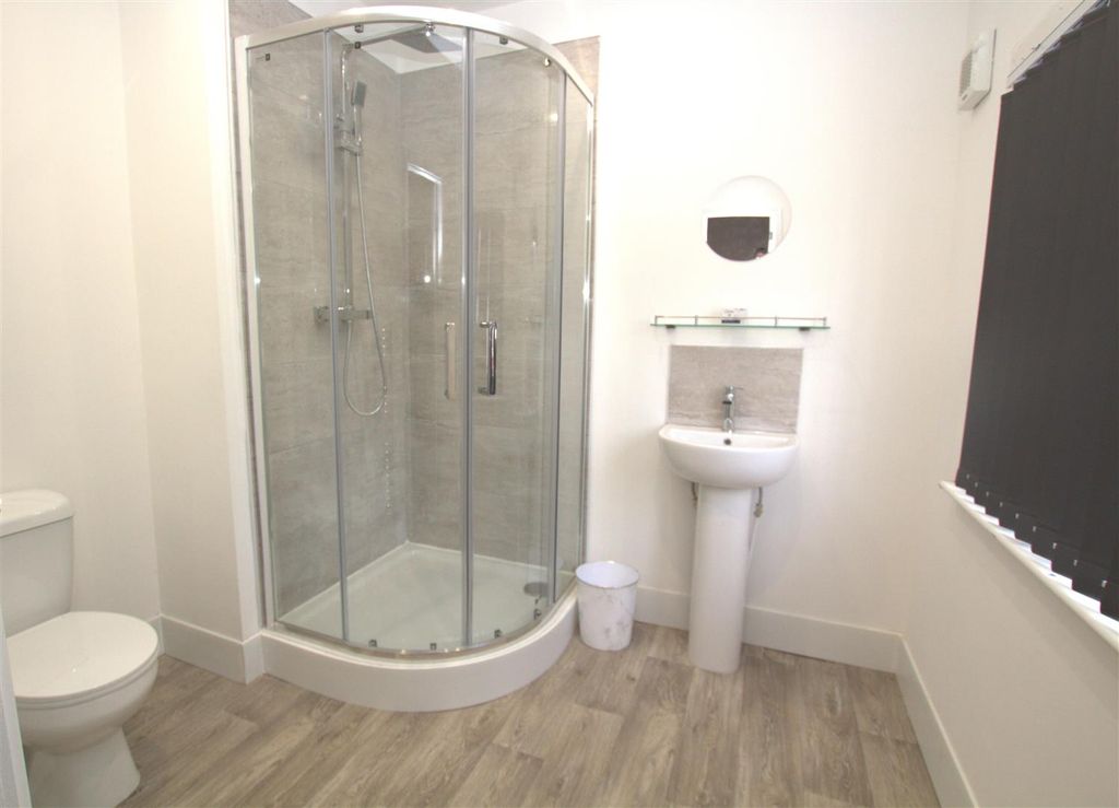 Property photo 3 of 12 Room 4 Bathroom.Jpg