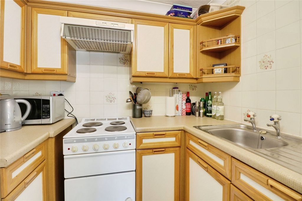 Property photo 3 of 11 Kitchen
