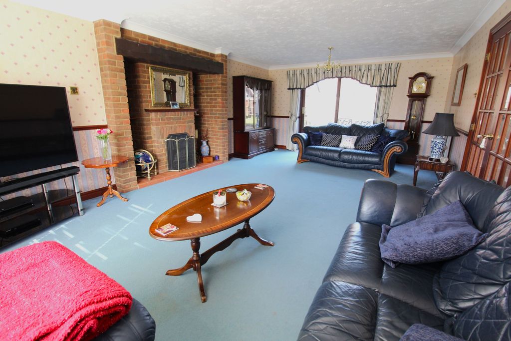 Property photo 2 of 27 Lounge