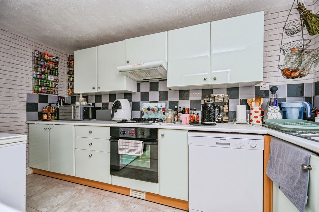 Property photo 3 of 8 Kitchen