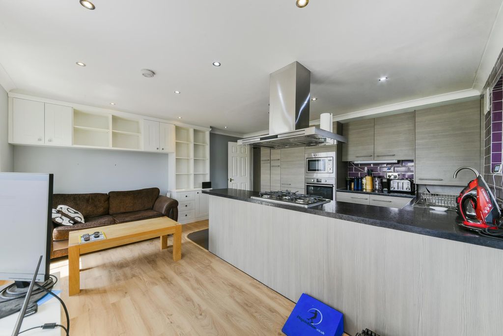 Property photo 3 of 12