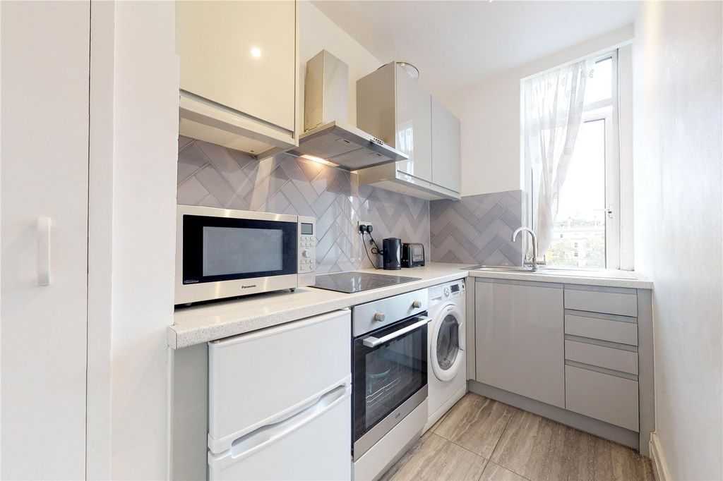 Property photo 2 of 11 Kitchen