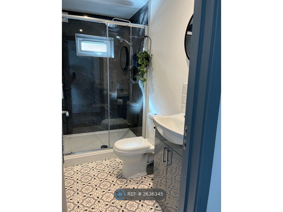 Property photo 2 of 12 Bedroom 5 - En-Suite