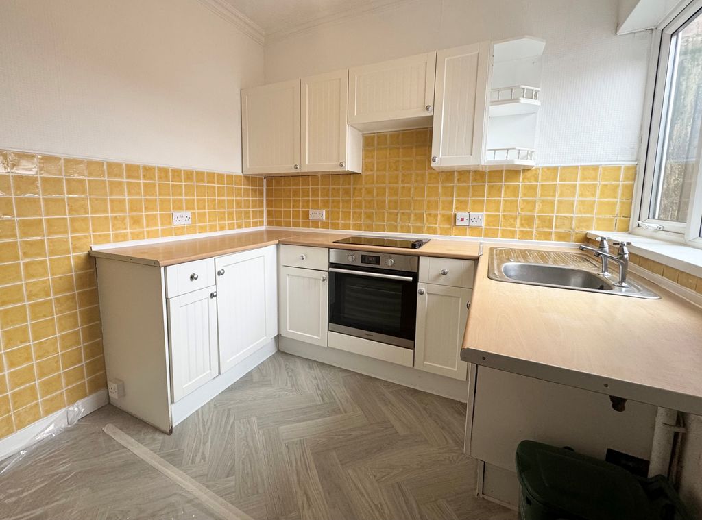 Property photo 3 of 6 Kitchen