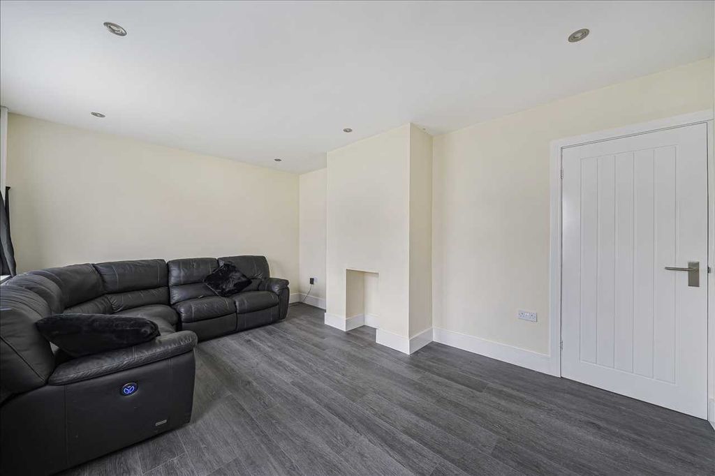 Property photo 2 of 13 Lounge