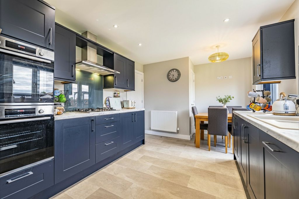 Property photo 3 of 28