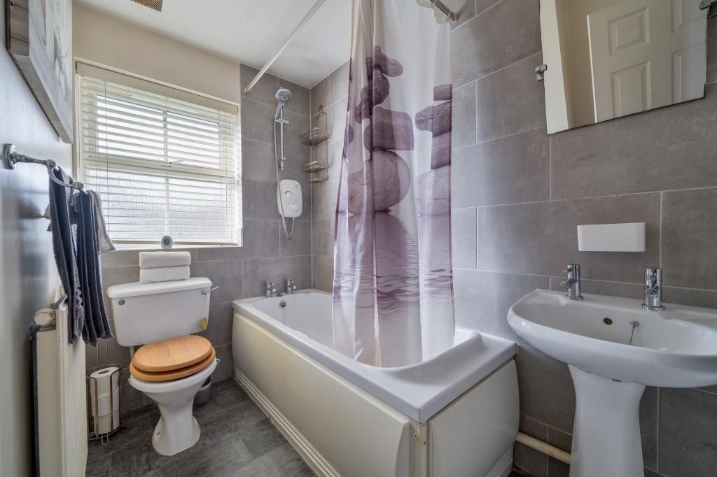 Property photo 2 of 18 Bathroom