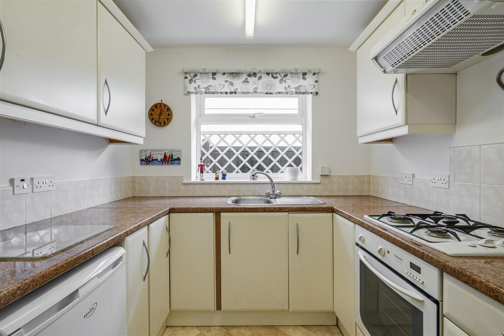Property photo 3 of 18 Kitchen